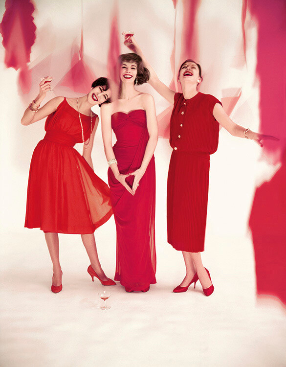 Трое в красных платьях Рональда Патерсона, Виктора Стибеля и Майкла Шерарда позируют для Vogue, декабрь 1957 года. Фотограф Норман Паркинсон