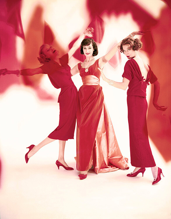 Трое в красных платьях Харди Эмиса, Нормана Хартнелла и Майкла Шерарда позируют для Vogue, декабрь 1957 года. Фотограф Норман Паркинсон