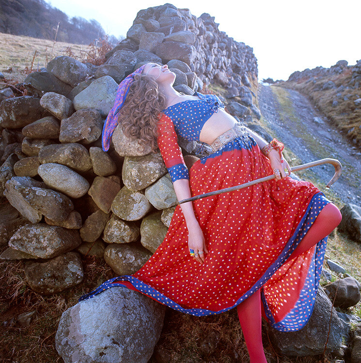 Финка Пиркко Бечини на дорогах Ославрдифа в Уэльсе в платье от Savita, поясе от Thea Porter и колготках от Mary Quant. Vogue, июль 1969 года. Фотограф Норман Паркинсон