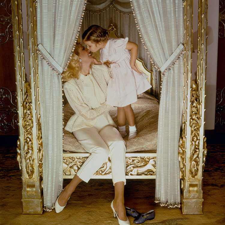 Бизнесвумен и медийная личность Ивана Трамп с дочерью Иванкой, 1986 год. Фотограф Норман Паркинсон