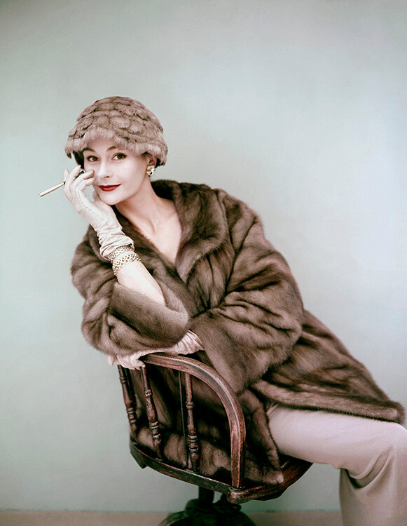 Энн Ганнинг в шубе от Vogue, сентябрь 1956 года. Фотограф Норман Паркинсон