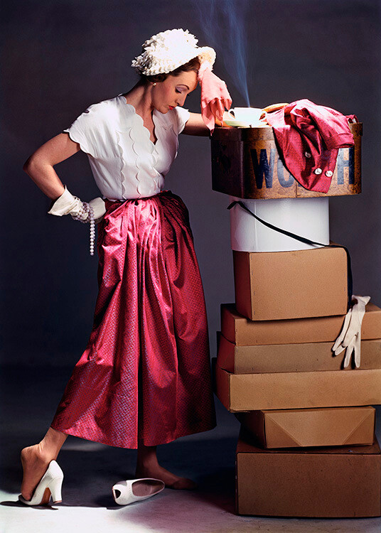 Энн Чемберс в парчовом костюме с юбкой и фестончатой ​​блузке от Worth. Vogue (цветной вариант), март 1948 г. Фотограф Норман Паркинсон