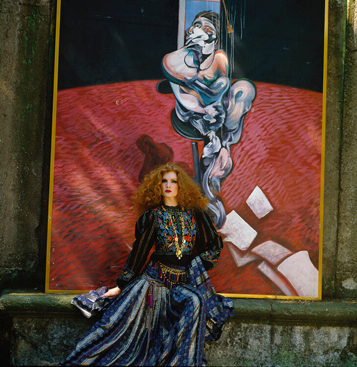 Андреа Холтерхоф перед картиной Фрэнсиса Бэкона для Vogue, 1979 год. Фотограф Норман Паркинсон