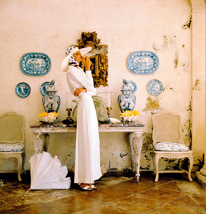 Аполлония ван Равенштейн в доме Оливера Месселса на Барбадосе в платье Saint Laurent Rive Gauche. Vogue, июль 1973 года. Фотограф Норман Паркинсон