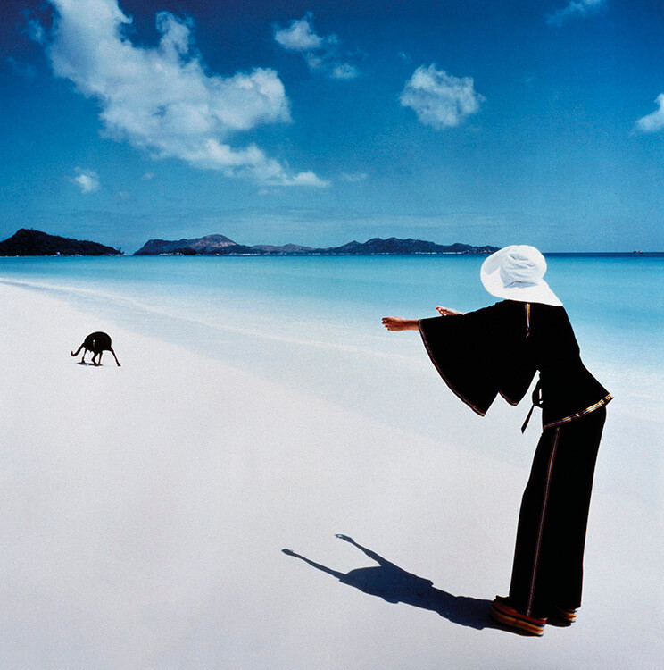 Аполлония ван Равенштейн в топе с запахом и брюках от Lovable, остров Праслин, Сейшельские острова. Vogue, декабрь 1971 года. Фотограф Норман Паркинсон