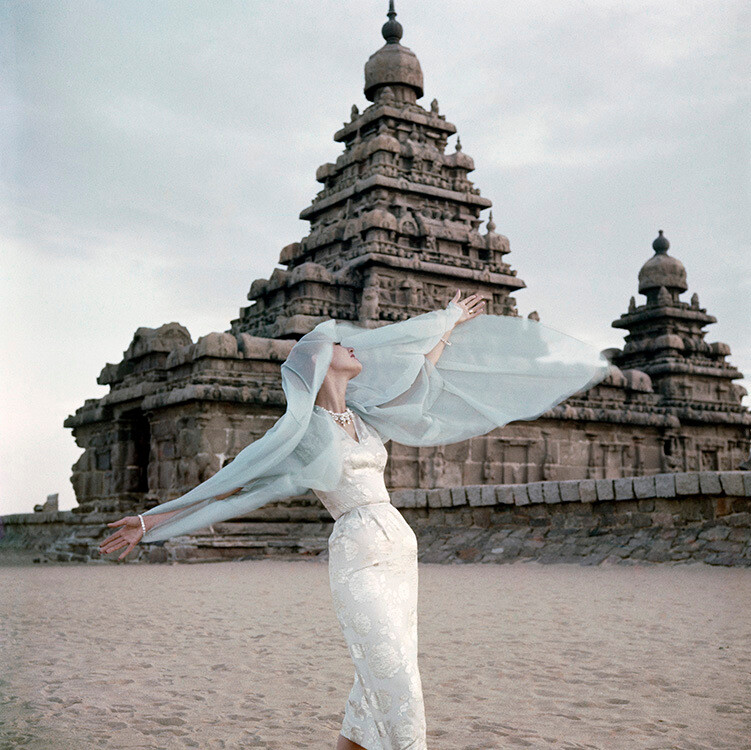Барбара Маллен в Прибрежном храме в Махабалипураме в Индии для Vogue в ноябре 1956 года. Фотограф Норман Паркинсон