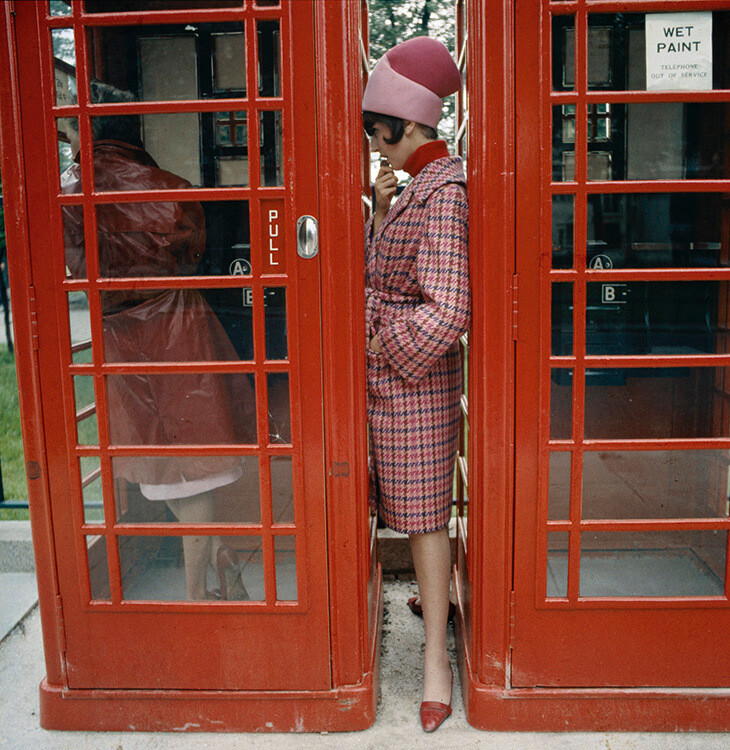 Мелани Хэмпшир рядом с телефонной будкой на улице Лондона, 1963 год. Фотограф Норман Паркинсон