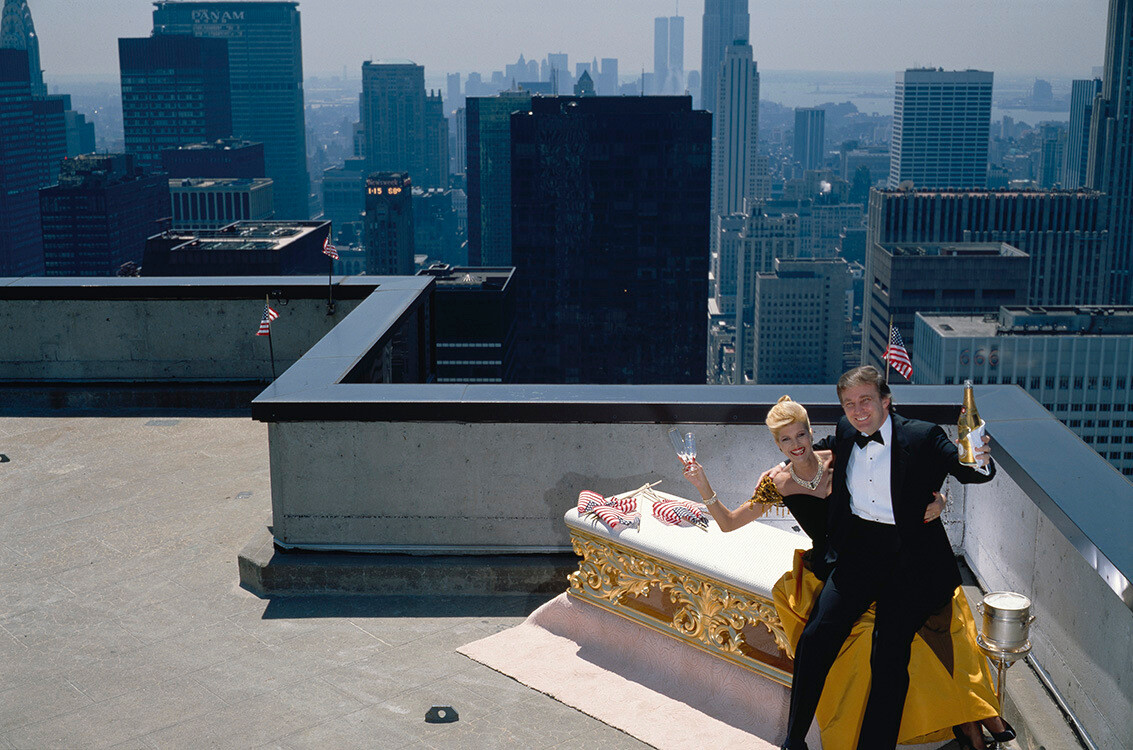 Дональд Трамп с женой Иваной на крыше в Манхэттене, Нью-Йорк. Фотограф Норман Паркинсон