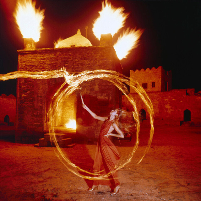 Джерри Холл в  храме огня в Баку, Азербайджан. Vogue, январь 1976 г. Фотограф Норман Паркинсон