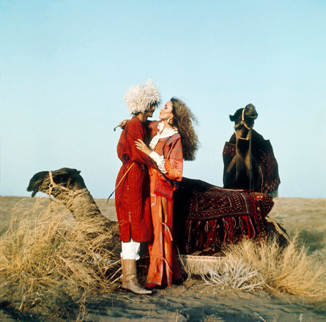 Джерри Холл в Ашхабаде, Туркменистан, в ансамбле от Zandra Rhodes и сапогах от Emperor of Wyoming. Vogue, январь 1976 года. Фотограф Норман Паркинсон