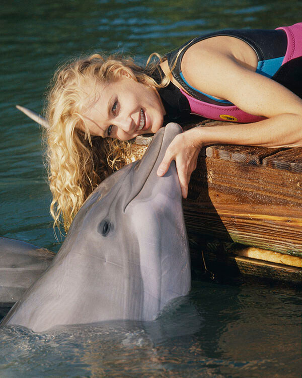 Дэрил Ханна с дельфином для Town Country, 1989 год. Фотограф Норман Паркинсон