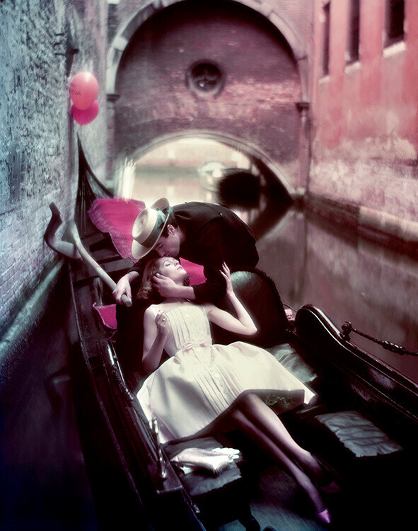 Пара обнимается во время катания на гондоле по каналам Венеции, для Vogue, 1950-е. Фотограф Норман Паркинсон