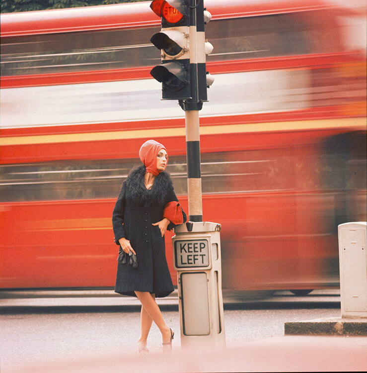 Перед проезжающим лондонским автобусом, 1960 год. Фотограф Норман Паркинсон