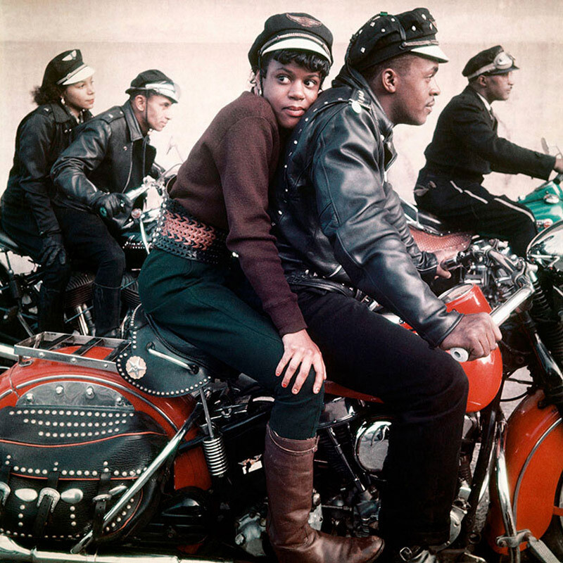 Уличная фотография мотоциклетной банды из Гарлема в Нью-Йорке, США, для  Queen Magazine, 1959 год. Фотограф