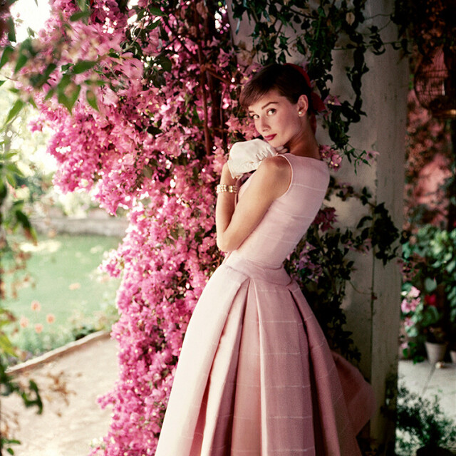 Одри Хепберн в дневном коктейльном платье от Givenchy из его коллекции весна-лето 1955 года на вилле Ролли в Италии, июнь 1955 г. Фотограф Норман Паркинсон