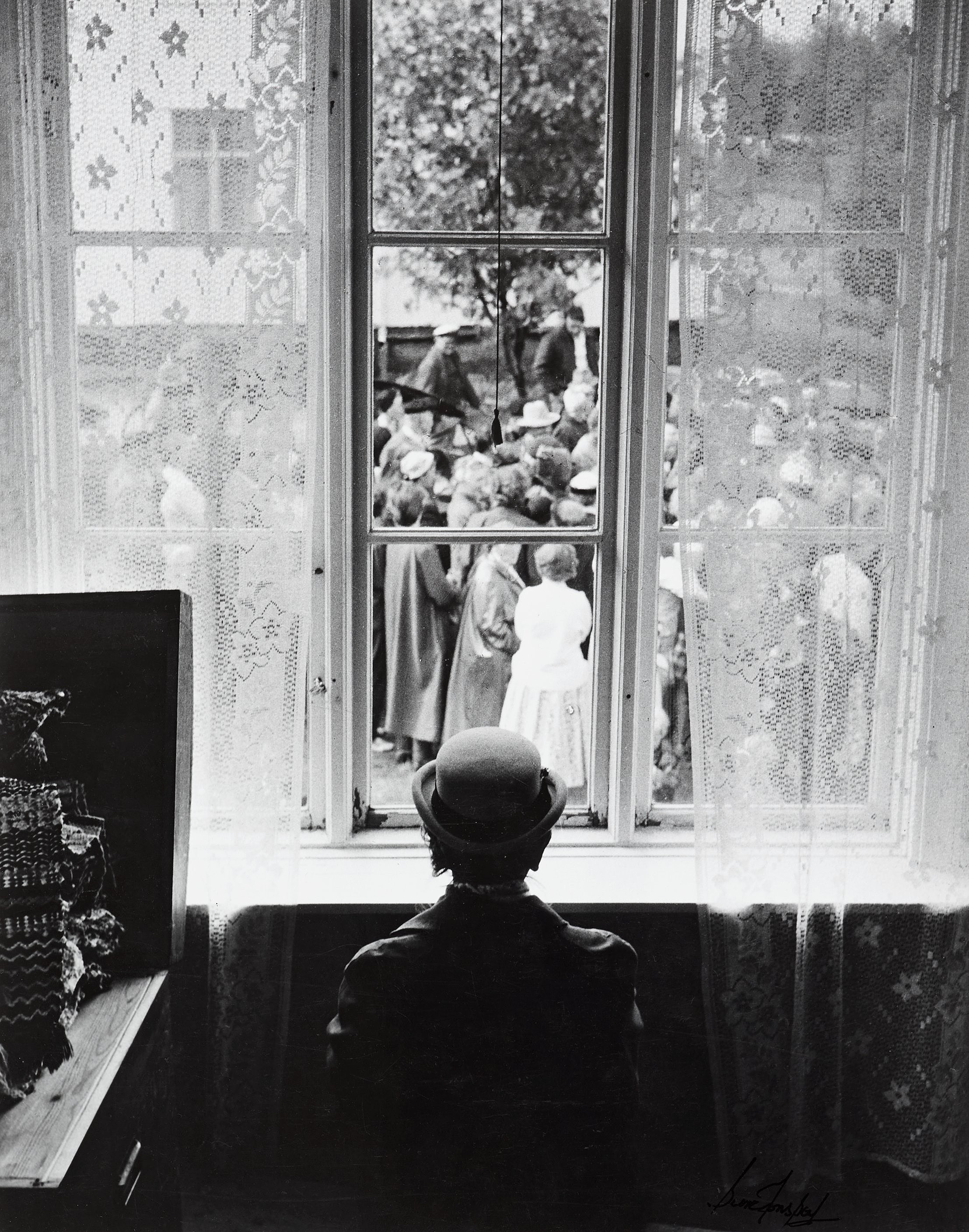 Толпа во вдворе, 1950-е. Автор Суне Юнссон