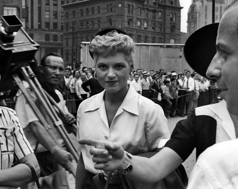 Джуди Холидей на съемках фильма Это должно случиться с тобой, 1954 год. Фотограф Рут Оркин