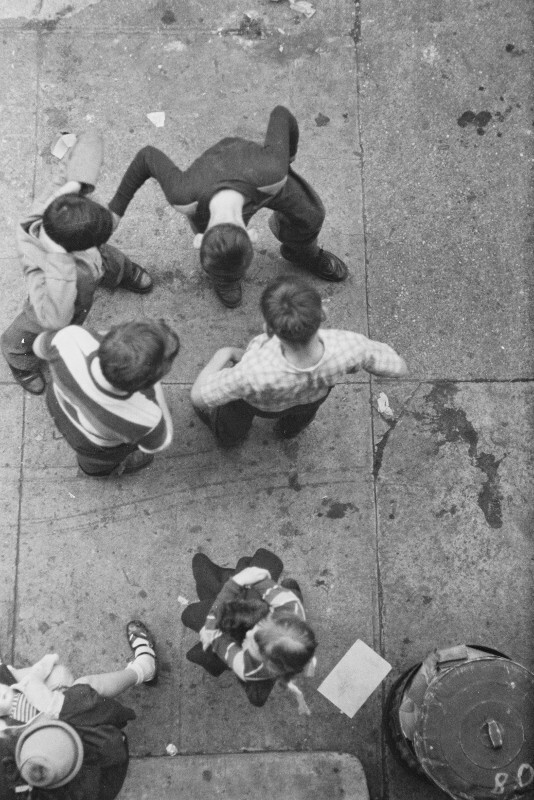 Вид сверху, мальчики на тротуаре, 1948 год. Фотограф Рут Оркин