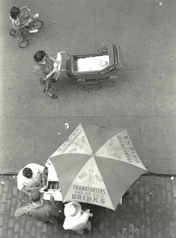 Вид сверху, прилавок с хот-догами, Нью-Йорк, 1948 год. Фотограф Рут Оркин
