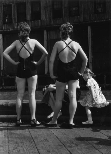 Две женщины, пирс Гансевоорт, Нью-Йорк, 1948 год. Фотограф Рут Оркин
