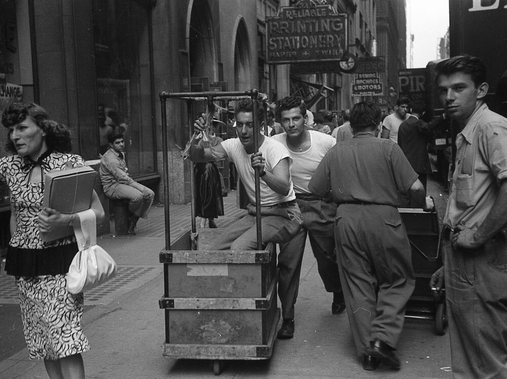 Парни с тележкой, Нью-Йорк, 1948 год. Фотограф Рут Оркин