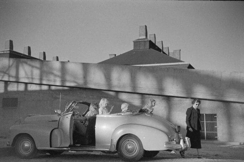 Семья в машине, пирс Гансевоорт, Нью-Йорк, 1948 год. Фотограф Рут Оркин