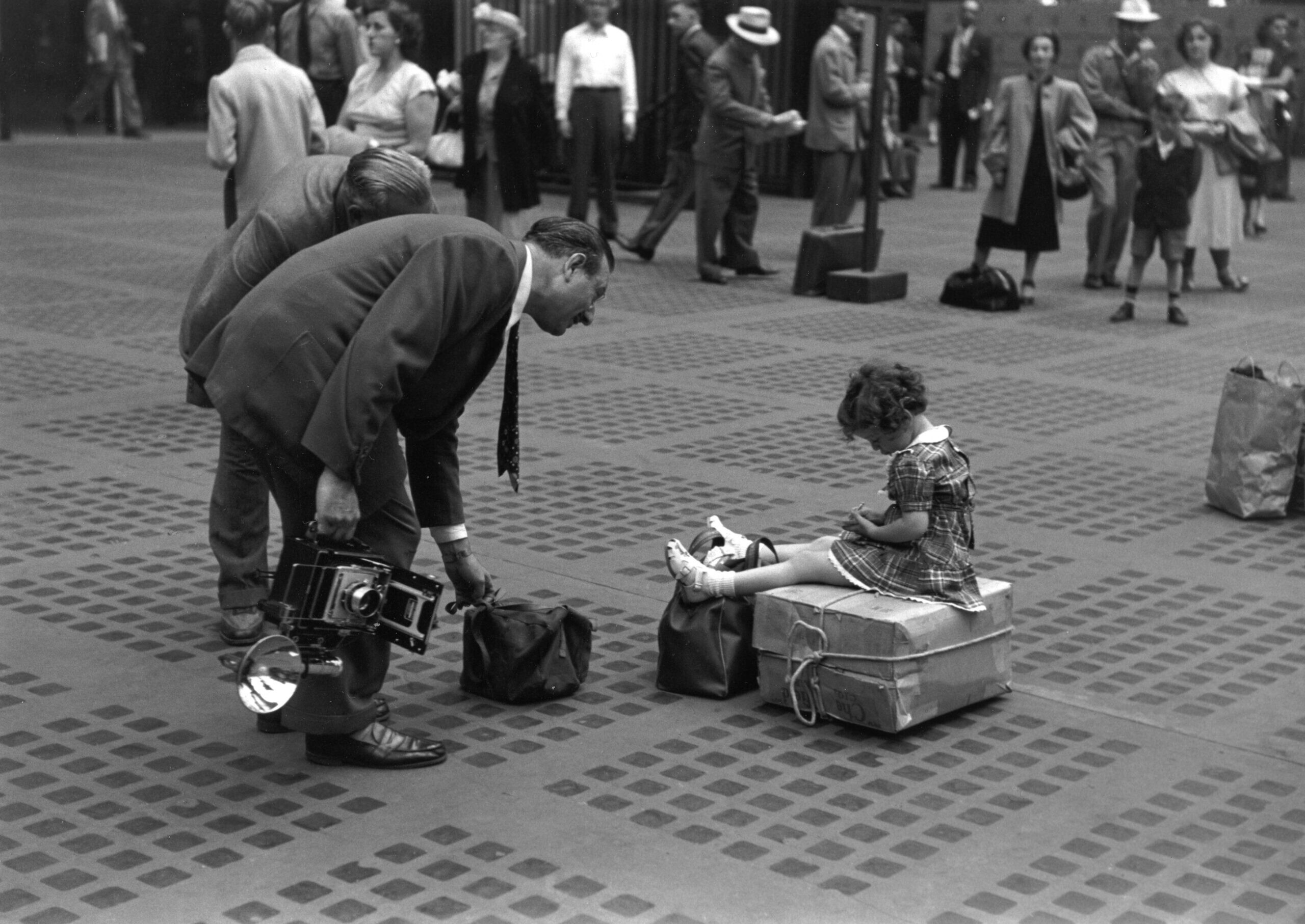 Penn Station, Маленькая девочка с фотографами, Нью-Йорк, 1948 год. Фотограф Рут Оркин