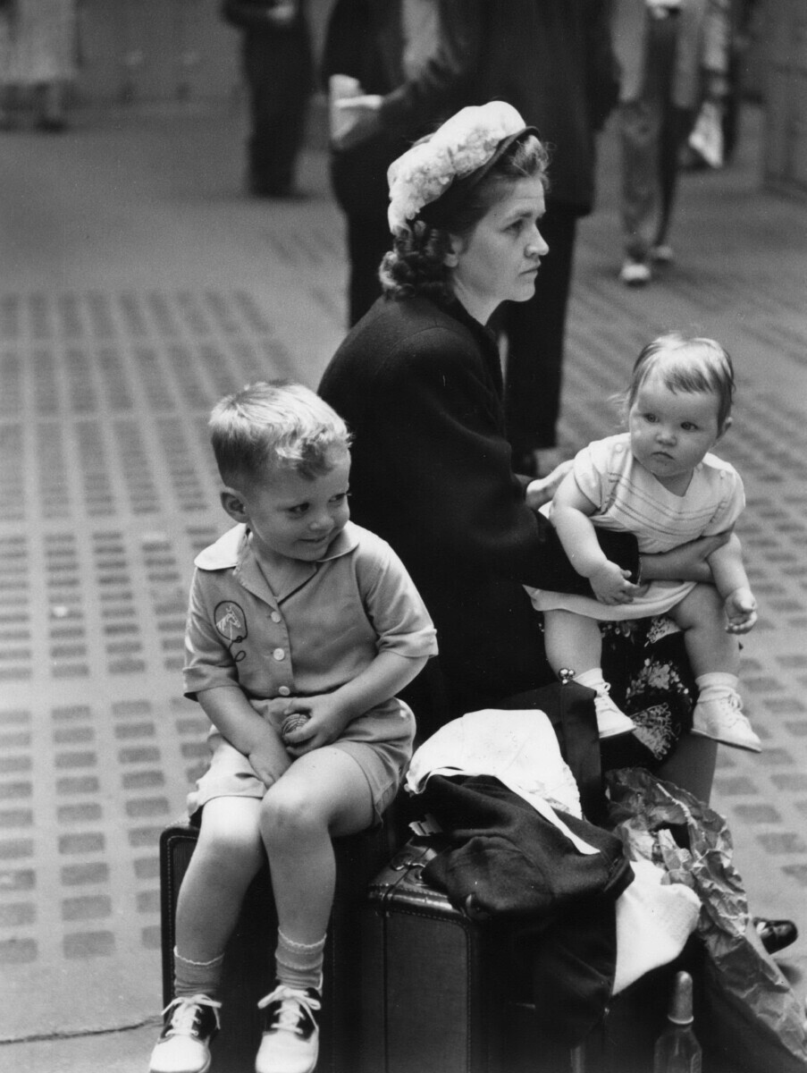 Penn Station, Мать с двумя детьми Фотограф Рут Оркин