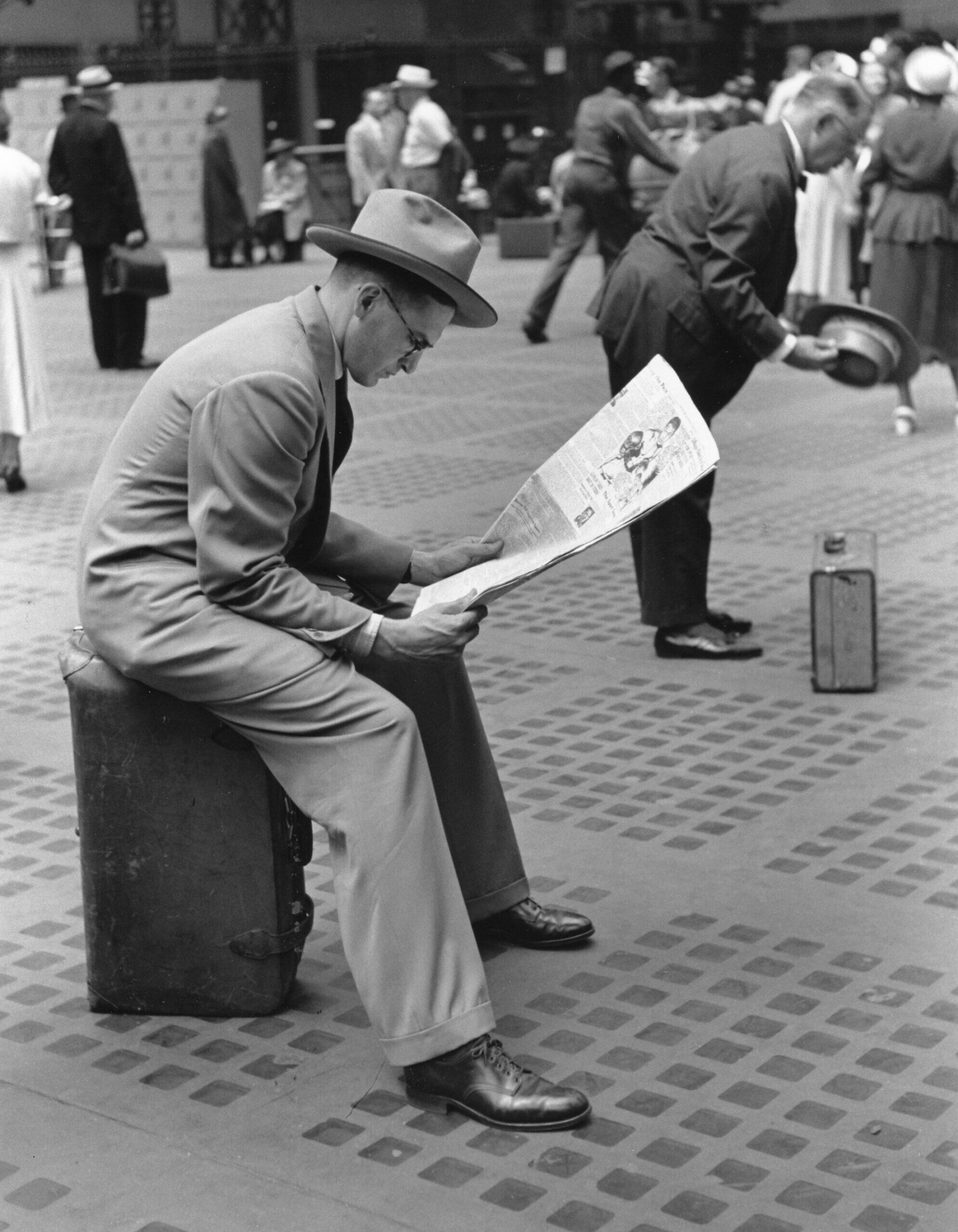 Penn Station, Мужчина читает газету, Нью-Йорк, 1948 год. Фотограф Рут Оркин