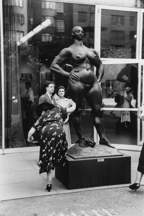 Женщина со статуей, Музей современного искусства, 1948 год. Фотограф Рут Оркин