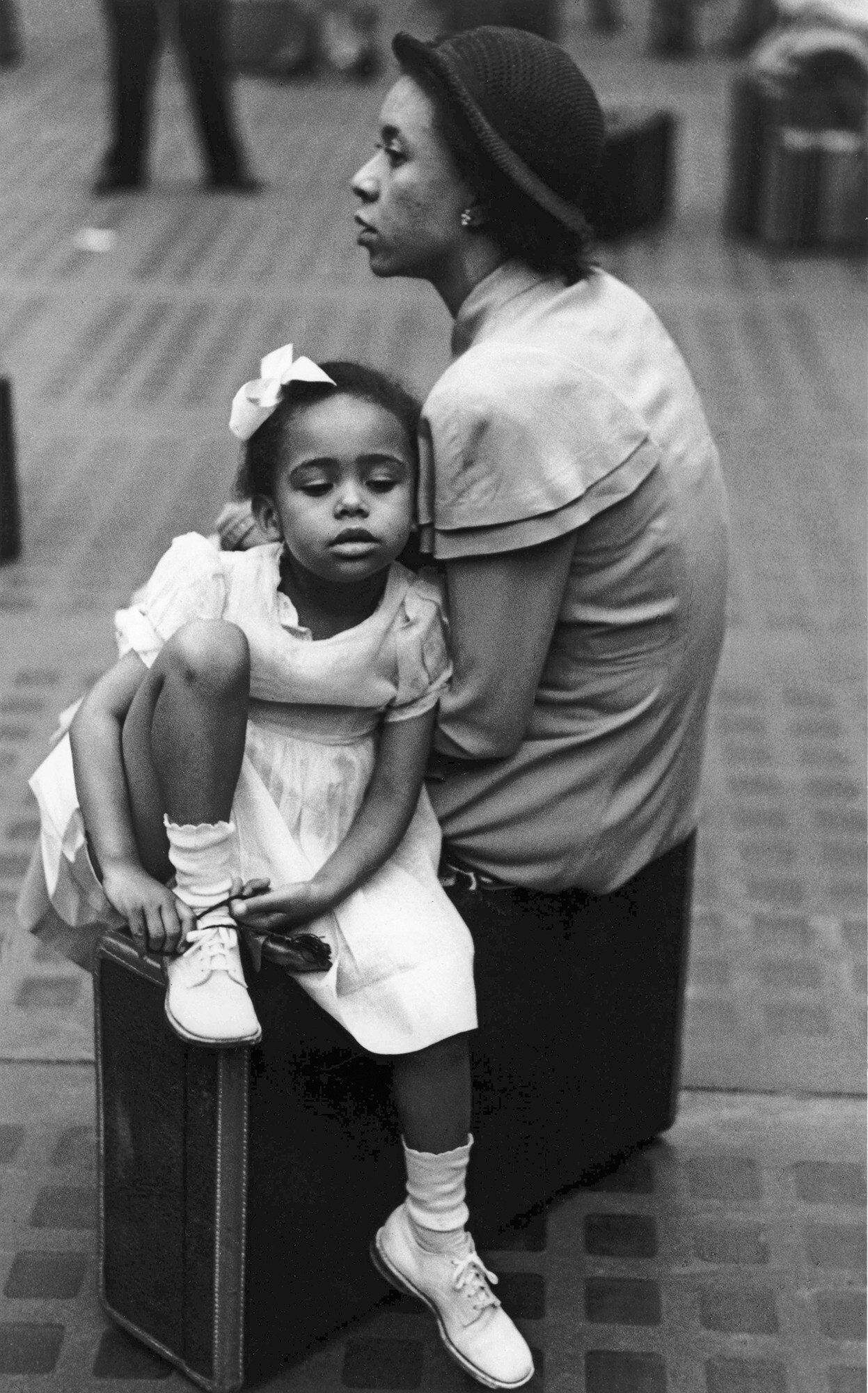 Мать и дочь на чемодане, Пенсильванский вокзал, Нью-Йорк, 1947 год. Фотограф Рут Оркин