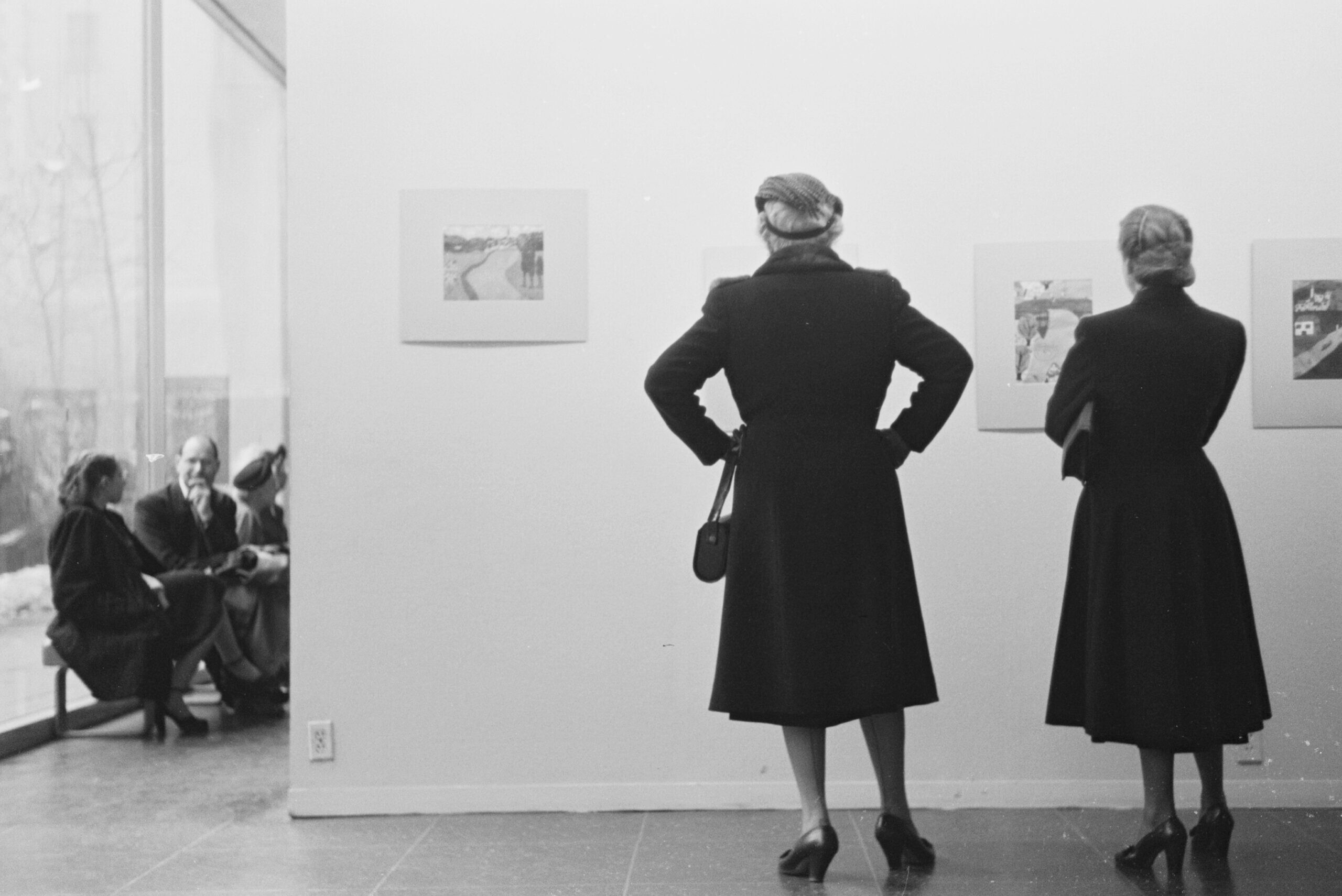 Музей, женщины, смотрящие на искусство Фотограф Рут Оркин