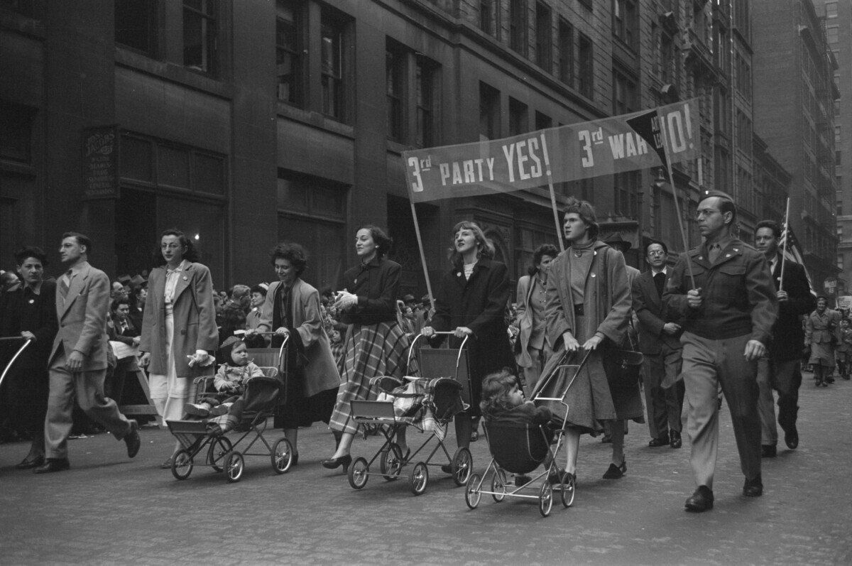 Парад, Женщины маршируют Фотограф Рут Оркин