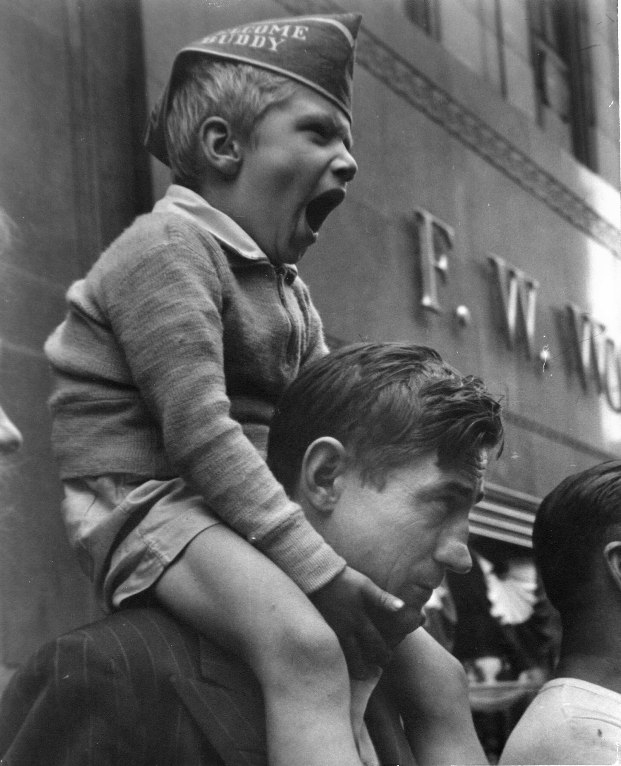 Парад, отец и сын зевает Фотограф Рут Оркин