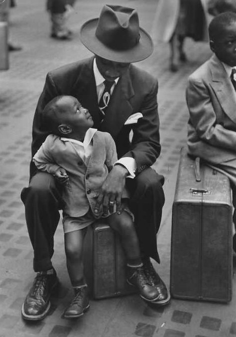 Пенсильванский вокзал, мальчик смотрит на отца, Нью-Йорк, 1948 год. Фотограф Рут Оркин