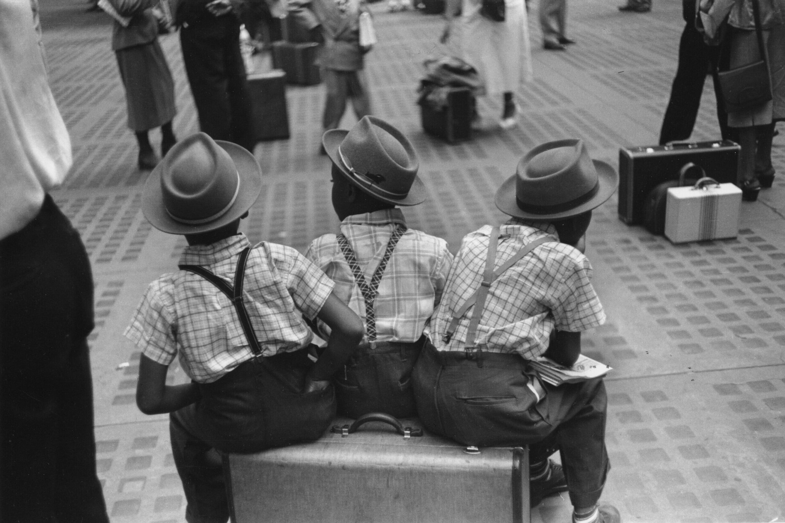 Пенсильванский вокзал, мальчики на чемоданах, Нью-Йорк, 1948 год. Фотограф Рут Оркин