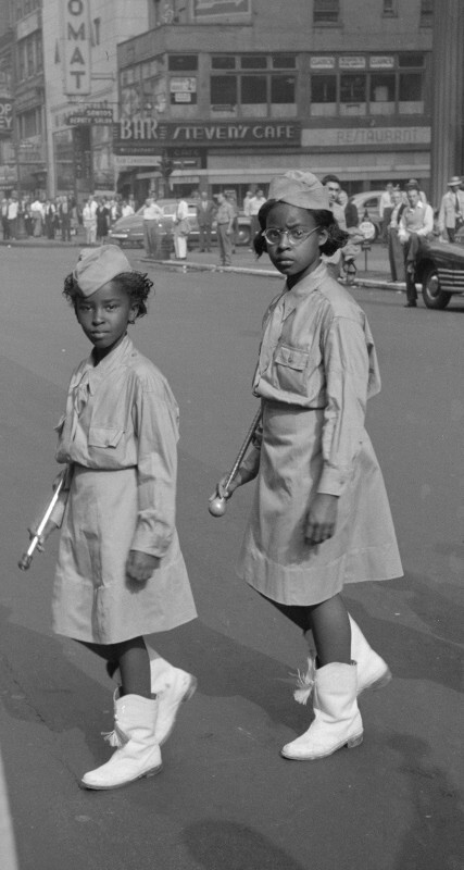 Две девушки на параде, Нью-Йорк, 1949 год. Фотограф Рут Оркин