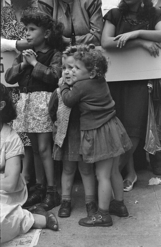 Две маленькие девочки на параде, Нью-Йорк, 1948 год. Фотограф Рут Оркин