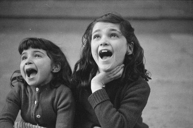 Две смеющиеся девочки, Нью-Йорк, 1947 год. Фотограф Рут Оркин