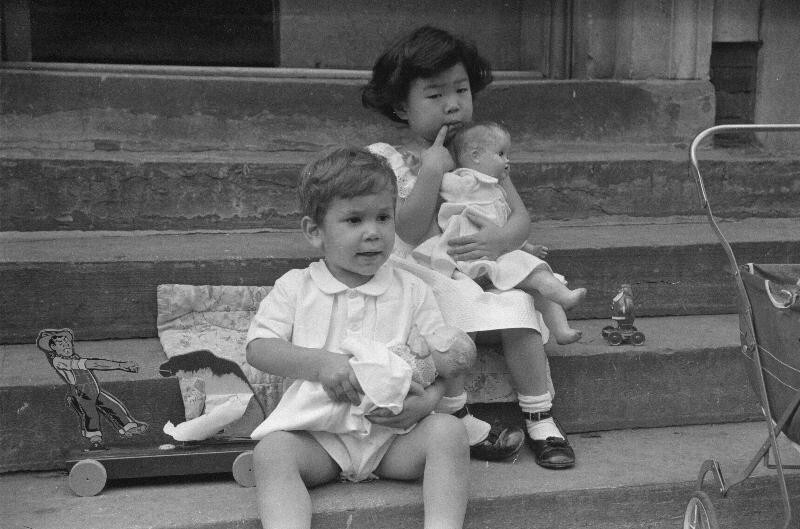 Двое детей с куклами, Нью-Йорк, 1949 год. Фотограф Рут Оркин