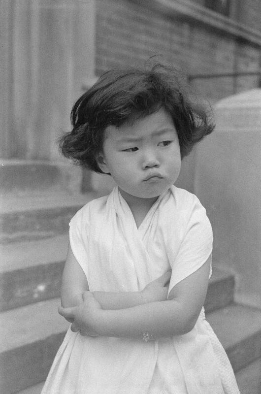 Девочка на крыльце, Нью-Йорк, 1949 год. Фотограф Рут Оркин