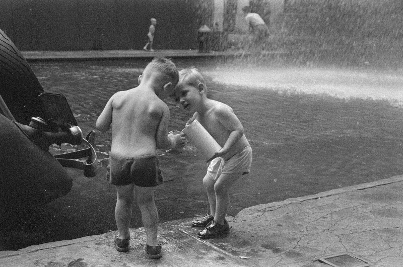 Дети с гидрантом, Нью-Йорк, 1948 год. Фотограф Рут Оркин