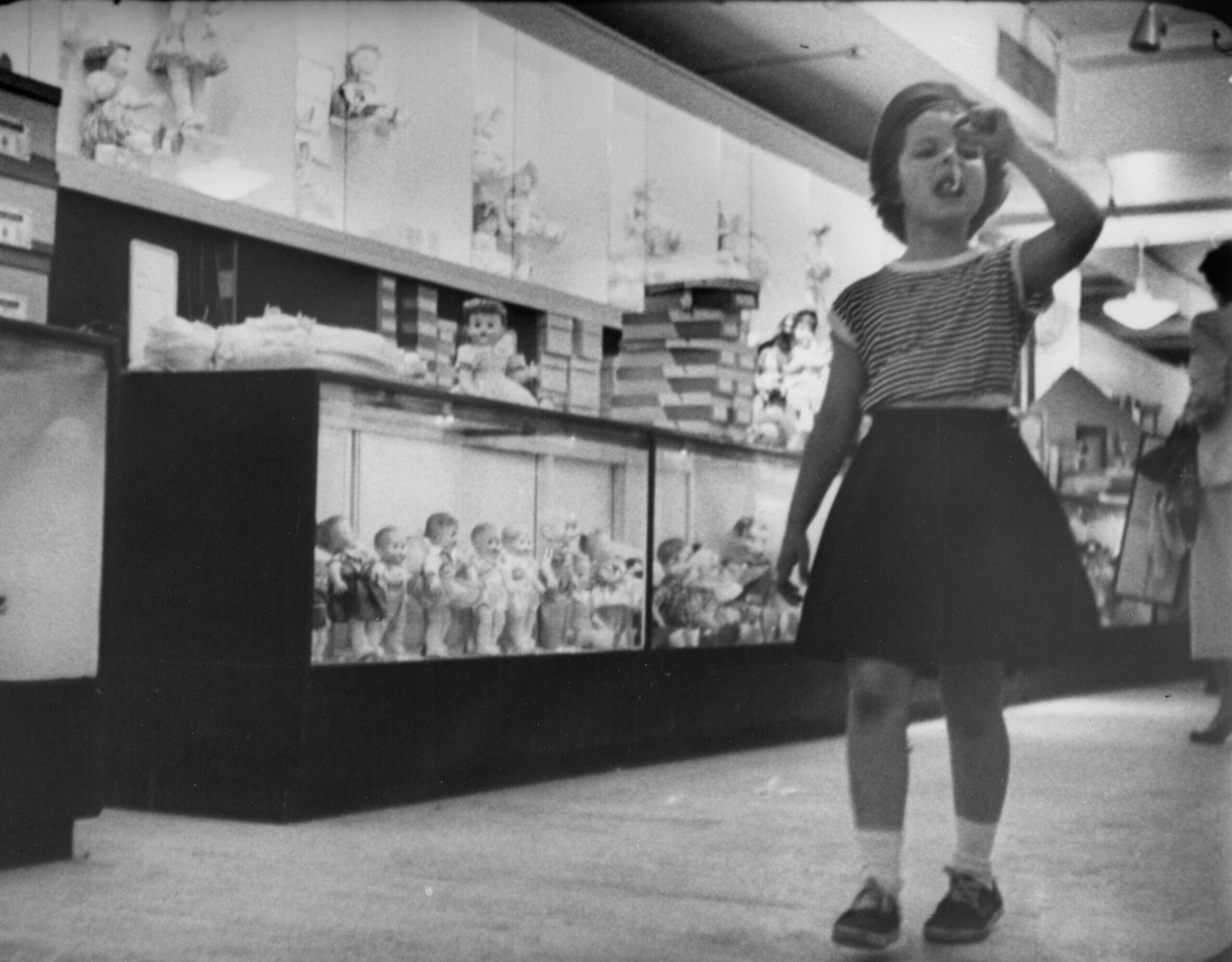 Маленькая девочка в магазине игрушек, Lovers and Lollipops, Нью-Йорк, 1955 год. Фотограф Рут Оркин