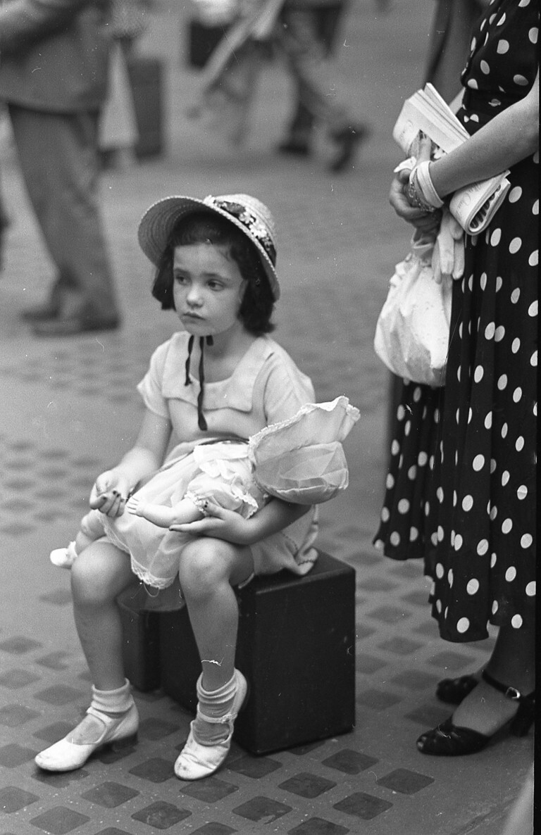Маленькая девочка на Пенсильванском вокзале, 1947 год. Фотограф Рут Оркин