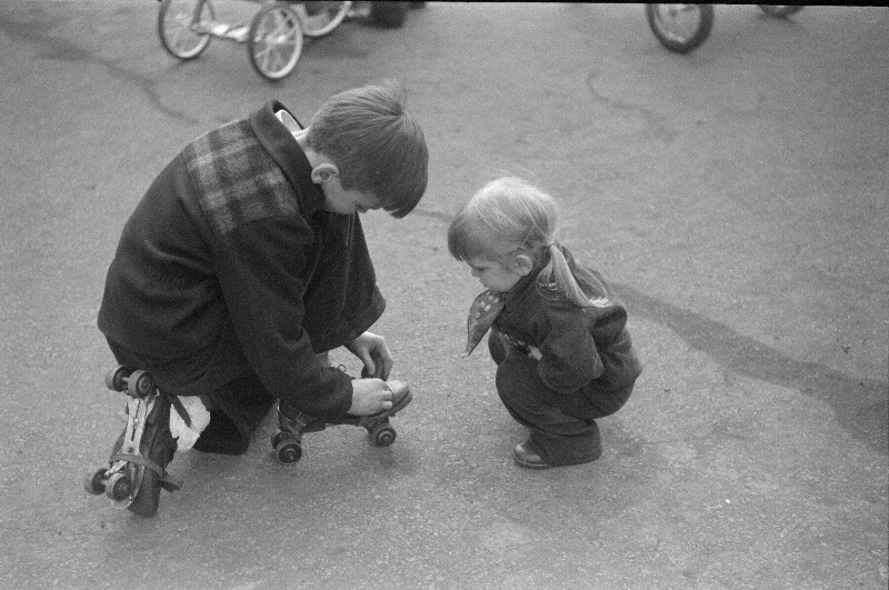 Мальчик с роликовыми коньками, Нью-Йорк, 1948 год. Фотограф Рут Оркин