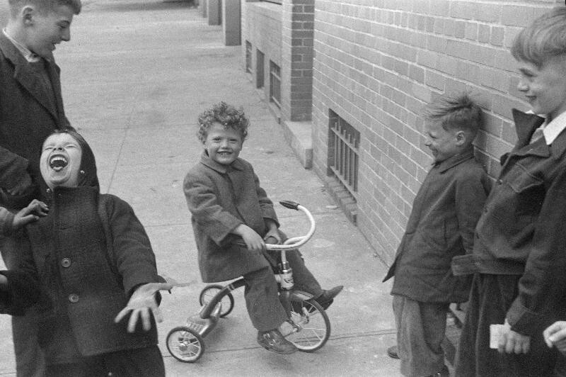 Мальчик на трехколесном велосипеде, Нью-Йорк, 1948 год. Фотограф Рут Оркин