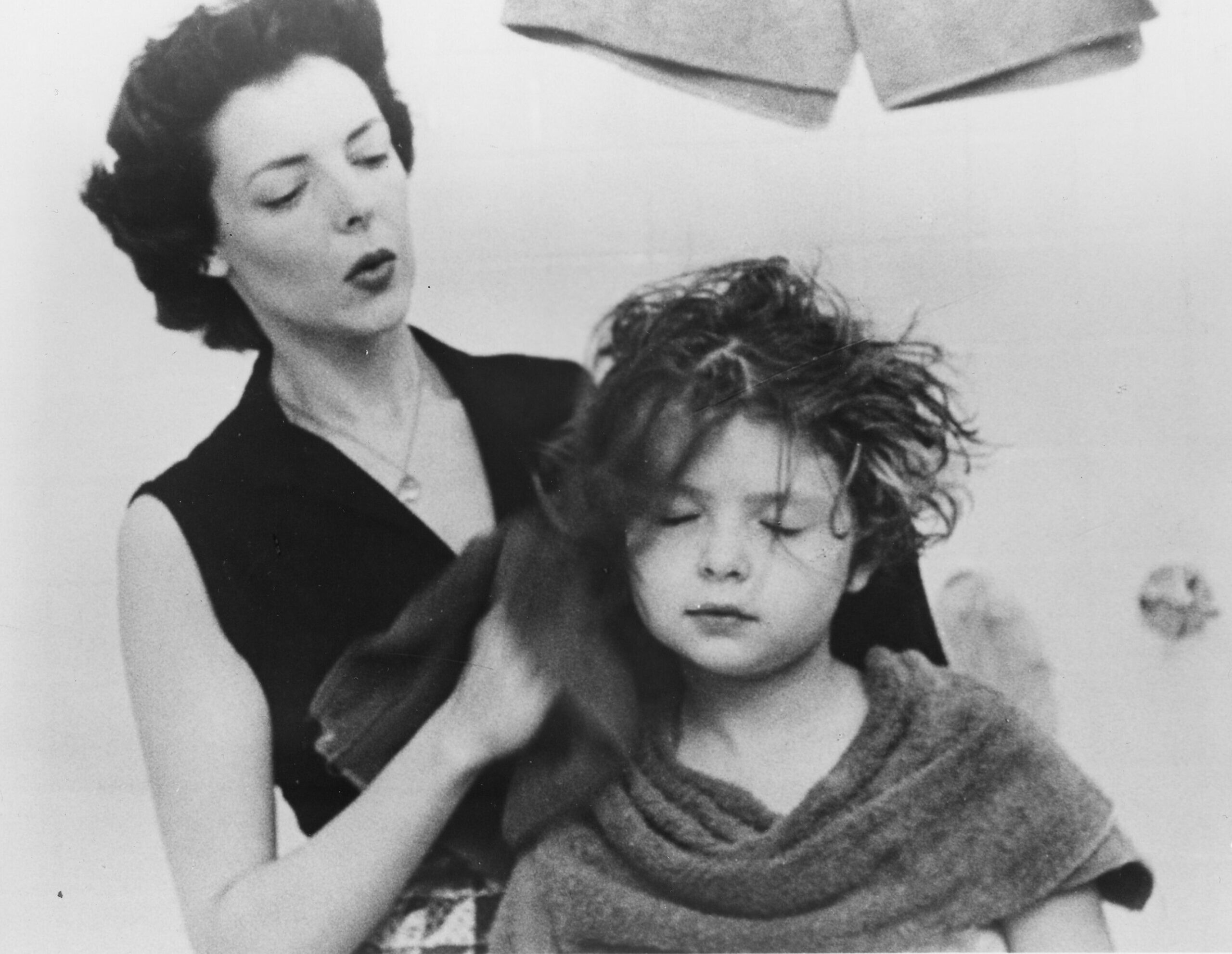 Мать и дочь сушат волосы, Lovers and Lollipops, Нью-Йорк, 1955 год. Фотограф Рут Оркин