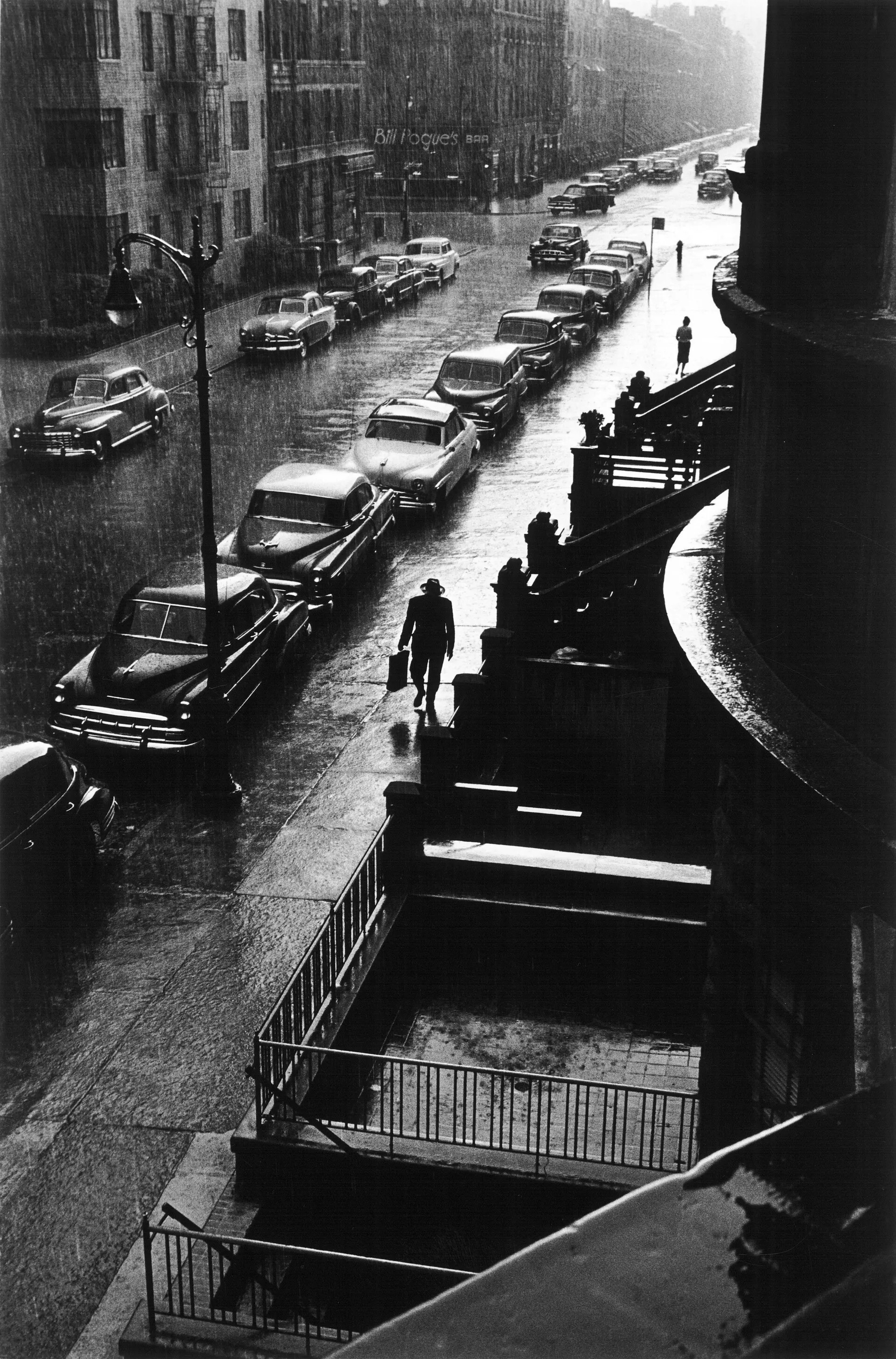 Мужчина под дождем, Нью-Йорк, 1952 год. Фотограф Рут Оркин