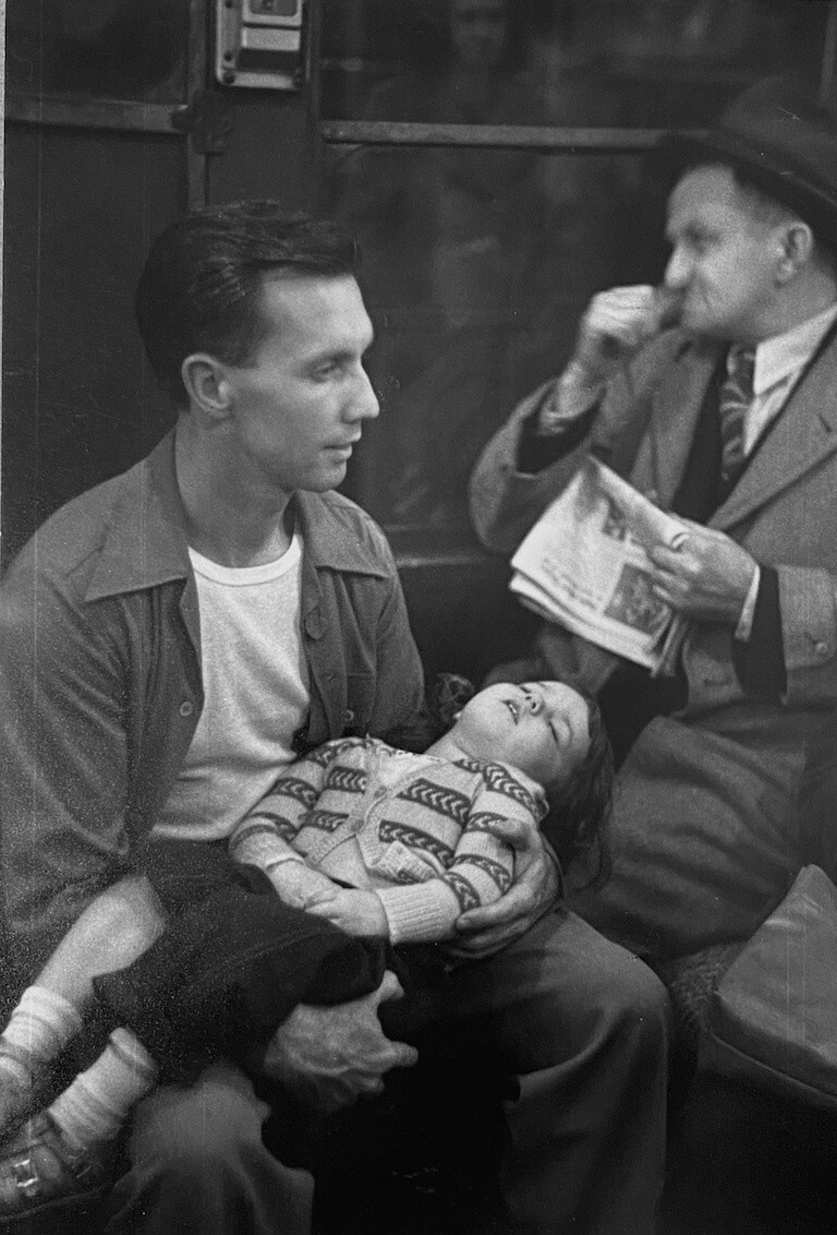 Мужчина с ребенком в метро Пассажиры метро, ​​Нью-Йорк, 1948 год. Фотограф Рут Оркин