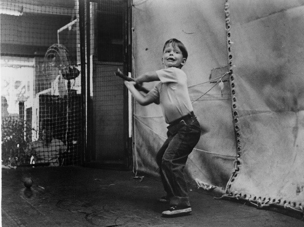 Ричи в клетке, Маленький беглец, Кони-Айленд, 1952 год. Фотограф Рут Оркин